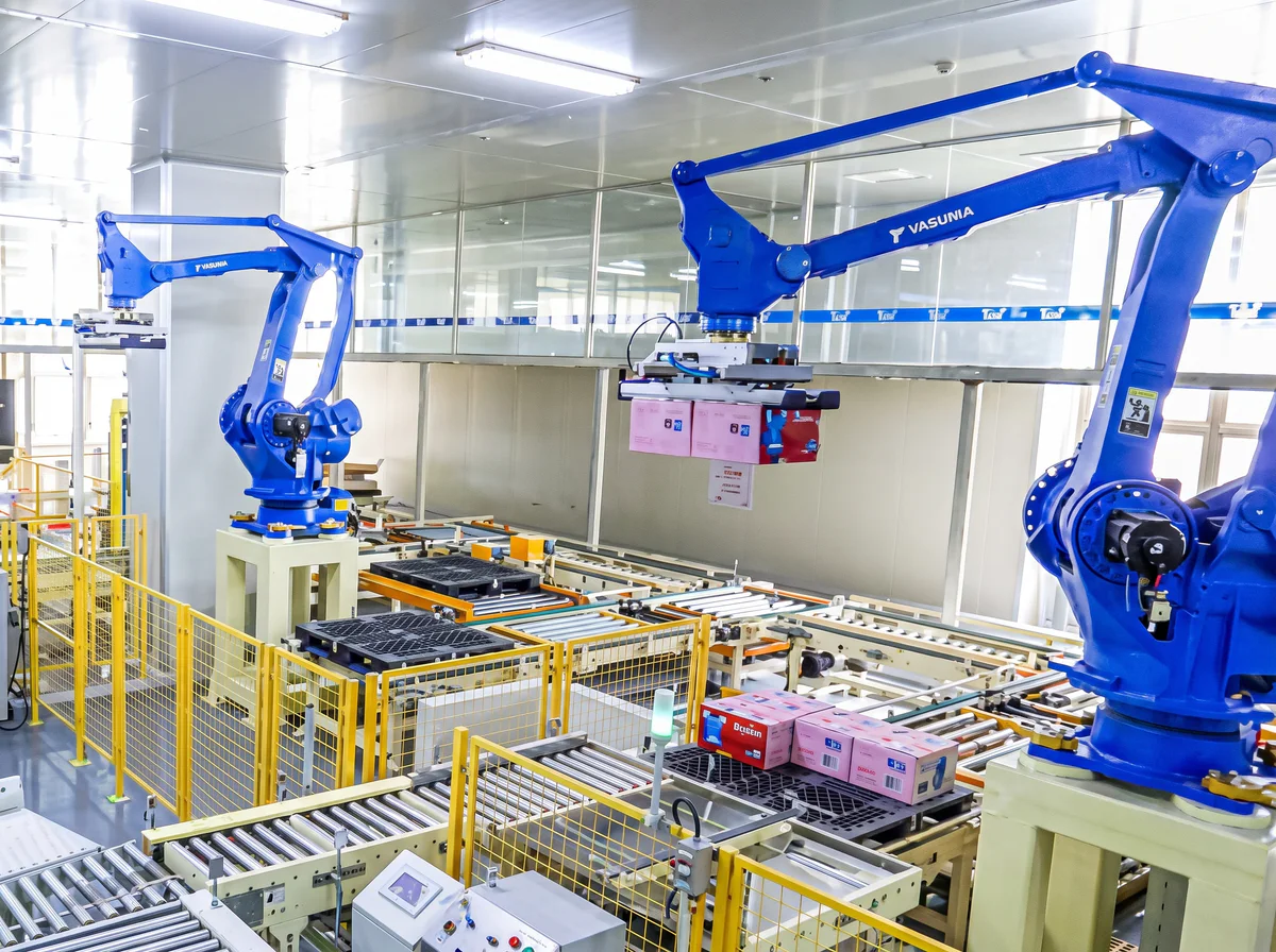 Robotic packaging system for hygiene products